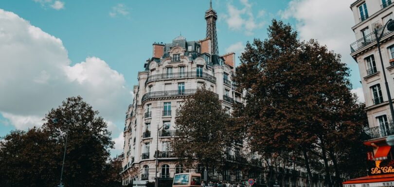 Parisian building with the Eiffel Tower representing cosmetic compliance in France